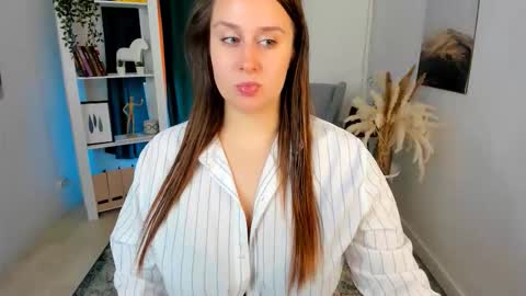 Snapshot of via_lattea_ chatting on September 21, 3:10 pm Camilla online show from September 21, 3:10 pm