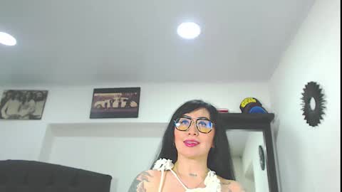 Snapshot of vicky_hotmilf chatting on September 22, 11:08 am Vicky online show from September 22, 11:08 am