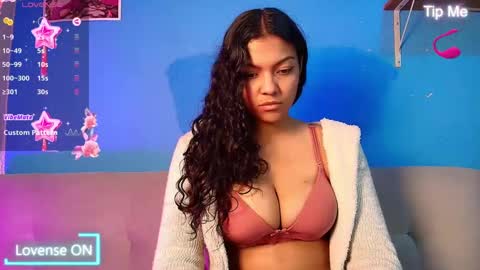Snapshot of vicky_miller_05 chatting on March 10, 11:06 pm vicky_miller_05 online show from March 10, 11:06 pm