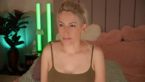 vickysecret96 online show from April 23, 3:14 pm