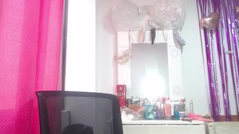 Snapshot of victoria25_meester chatting on February 18, 4:05 pm Hi guys Im victoria Be the one who can control me in PVT online show from February 18, 4:05 pm