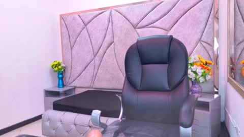 Victoria online show from November 7, 8:25 pm