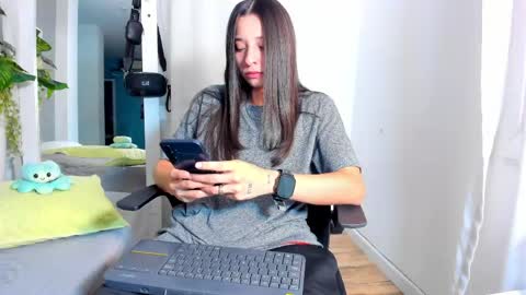 viictoriiasaenz online show from April 28, 5:11 am