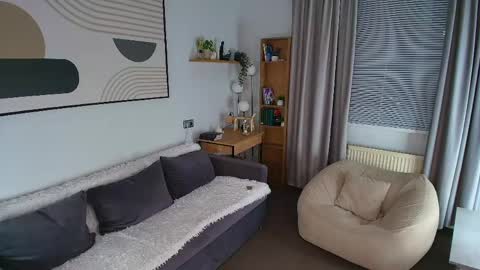 Viola but friends call me Sisi online show from April 19, 6:10 pm