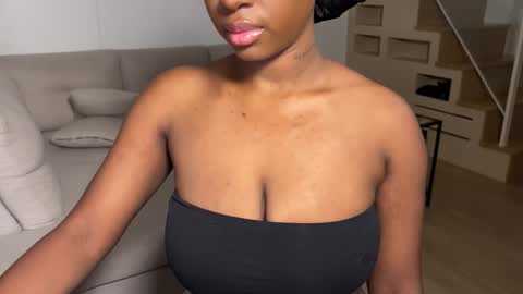 Snapshot of violet6xft chatting on October 16, 2:09 pm Fantasy Black Girl online show from October 16, 2:09 pm