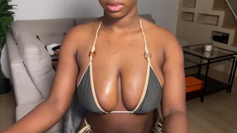 Snapshot of violet6xft chatting on October 9, 6:06 am Fantasy Black Girl online show from October 9, 6:06 am