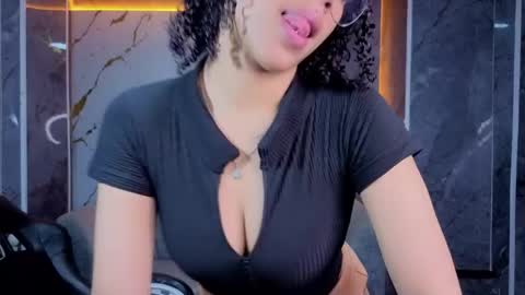 violeth_b online show from April 22, 1:19 pm