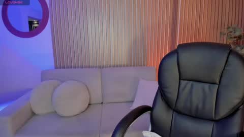 Snapshot of violettcastel chatting on February 25, 7:49 pm Violett Castel online show from February 25, 7:49 pm