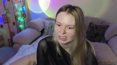 vivian_alison online show from December 14, 8:47 pm