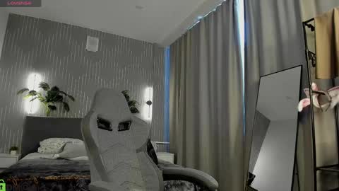 vivien_ross online show from June 11, 2:53 am