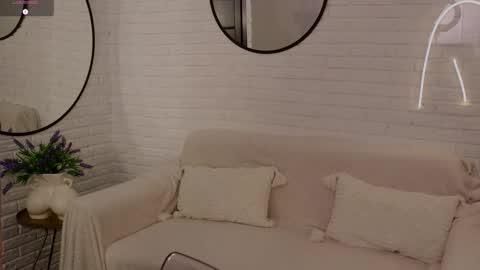 Im Wendy online show from October 9, 9:30 pm