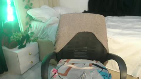 Snapshot of wet_my_pussyyy chatting on March 12, 6:29 am lucy online show from March 12, 6:29 am