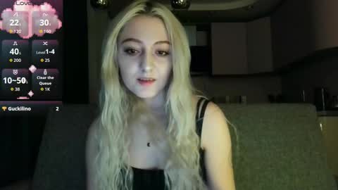 Snapshot of white_liilly chatting on October 18, 6:53 pm Lina online show from October 18, 6:53 pm