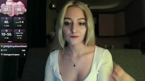 Snapshot of white_liilly chatting on October 6, 9:19 pm Lina online show from October 6, 9:19 pm