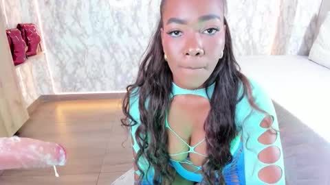 whitneyyfox online show from December 3, 11:18 pm