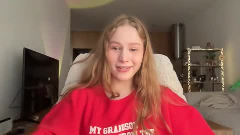 Snapshot of whoisalisa chatting on October 1, 7:35 am Alisa online show from October 1, 7:35 am