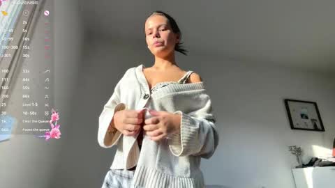 Mia online show from February 7, 3:05 pm