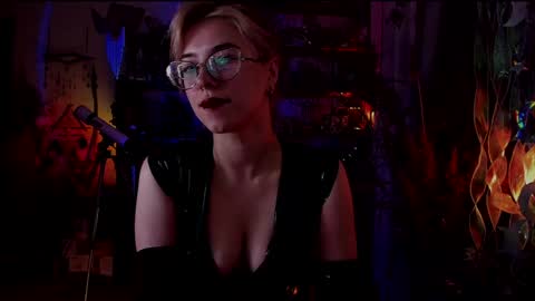 Snapshot of witch_fiona chatting on December 4, 8:18 pm Goddess of two strapons - Mr. long Don Mr. Pinky online show from December 4, 8:18 pm