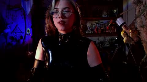 Snapshot of witch_fiona chatting on February 4, 7:22 pm Goddess of two strapons - Mr. long Don Mr. Pinky online show from February 4, 7:22 pm