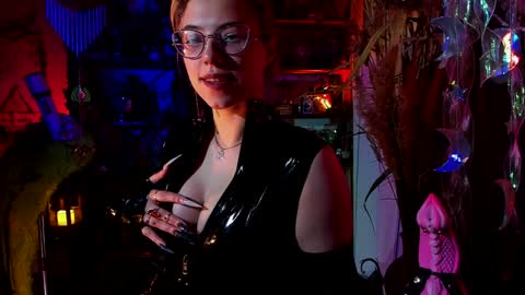 Snapshot of witch_fiona chatting on January 17, 8:11 pm Goddess of two strapons - Mr. long Don Mr. Pinky online show from January 17, 8:11 pm