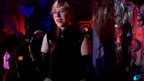 Snapshot of witch_fiona chatting on January 9, 8:22 pm Goddess of two strapons - Mr. long Don Mr. Pinky online show from January 9, 8:22 pm