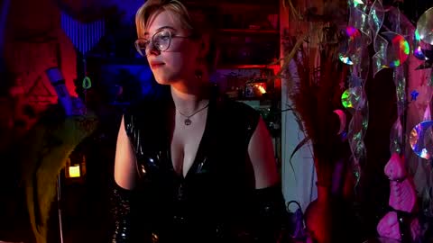 Snapshot of witch_fiona chatting on January 16, 8:25 pm Goddess of two strapons - Mr. long Don Mr. Pinky online show from January 16, 8:25 pm
