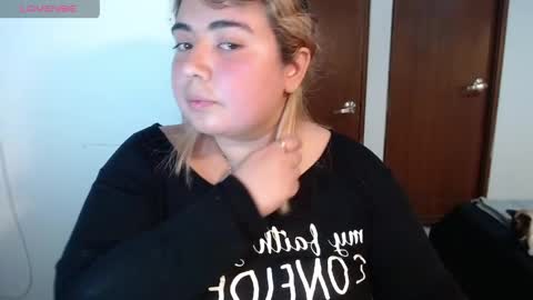 hii i am yini online show from June 6, 1:12 am