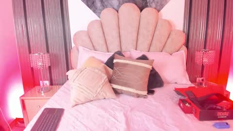 Snapshot of your_slutty_doll_ chatting on October 17, 11:19 pm Danna online show from October 17, 11:19 pm