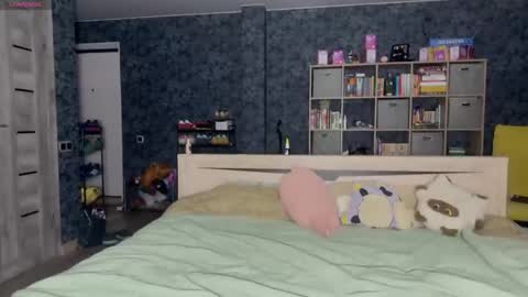 Mia online show from November 28, 4:10 pm