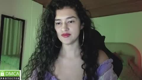 yourdreamgirl2025 online show from June 17, 12:01 am