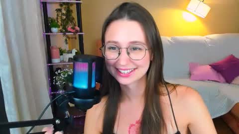 Snapshot of yourlovelystoryy chatting on September 16, 4:37 pm Vetta online show from September 16, 4:37 pm