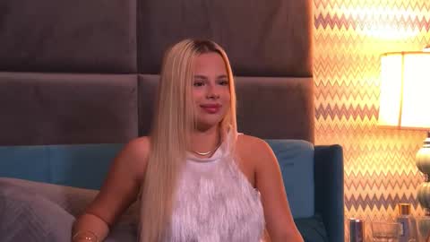 Snapshot of yssabelfox chatting on October 12, 3:20 am Foxie online show from October 12, 3:20 am