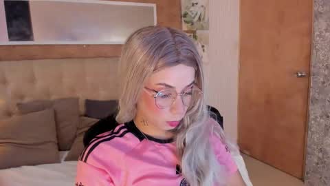 Snapshot of zoe_alanaa chatting on September 23, 7:23 pm ZOEE online show from September 23, 7:23 pm
