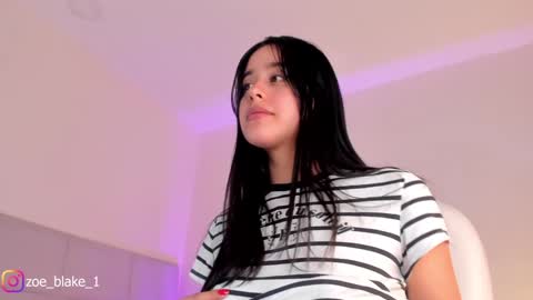 Snapshot of zoe_blake18 chatting on December 2, 6:08 pm Zoe online show from December 2, 6:08 pm