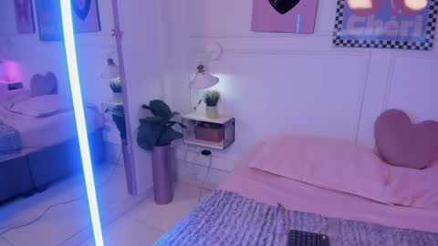 Zoe Lynch online show from April 24, 12:30 pm