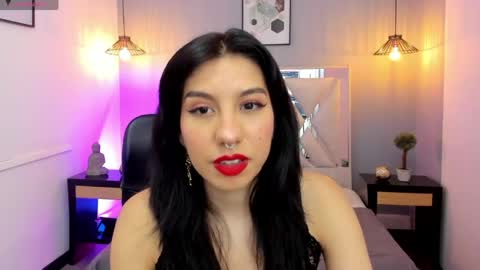 zoe_moreau online show from April 18, 7:40 pm