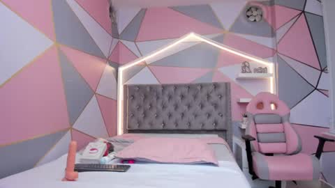   online show from April 18, 7:07 pm