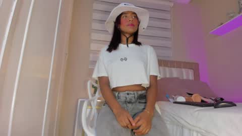 Snapshot of zoe_sky_ chatting on February 5, 11:34 am Hi guys i am Zoe online show from February 5, 11:34 am