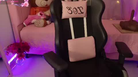 zoe_sullivan_ online show from June 11, 9:06 am