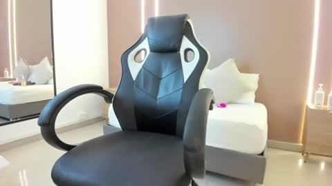 zoee_zi online show from June 30, 1:32 pm