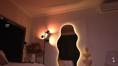 zoevidal_ online show from April 22, 12:13 pm