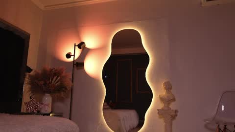 zoevidal_ online show from April 12, 12:19 pm