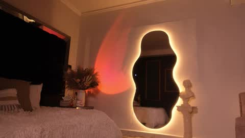 zoevidal_ online show from November 6, 12:00 pm