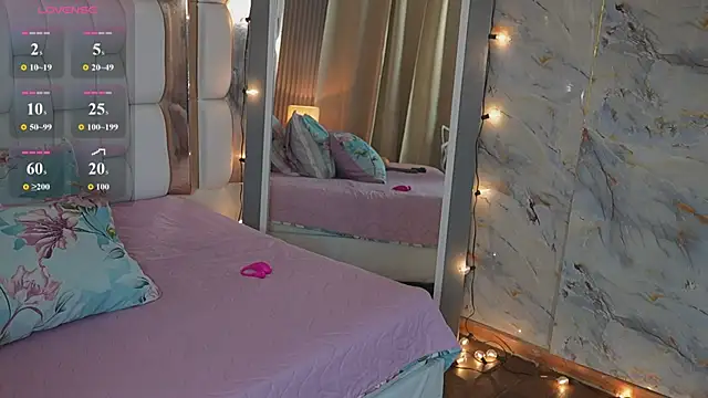 kinkylittlegirll online show from April 24, 2:47 am