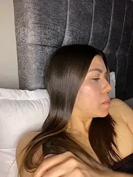 Snapshot of martina_contreras chatting on October 25, 8:11 am martina contreras online show from October 25, 8:11 am