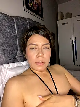 Snapshot of martina_contreras chatting on October 14, 5:10 am martina contreras online show from October 14, 5:10 am