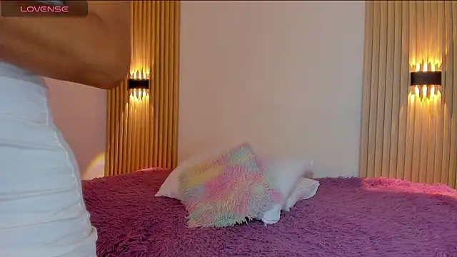 EmilyEvans7 online show from April 23, 2:30 pm