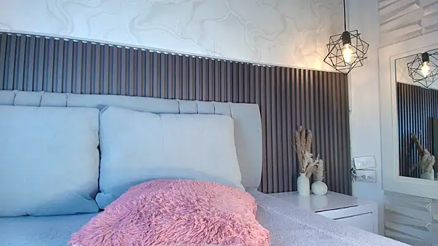 SHANONCLARK online show from April 23, 7:05 pm