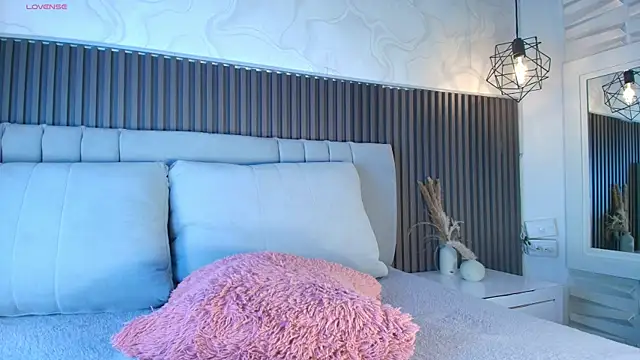 SHANONCLARK online show from April 21, 7:10 pm