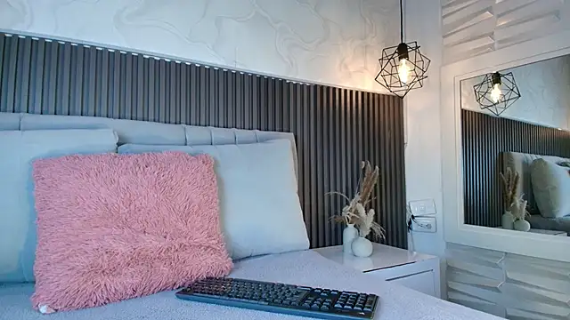 SHANONCLARK online show from April 24, 7:05 pm